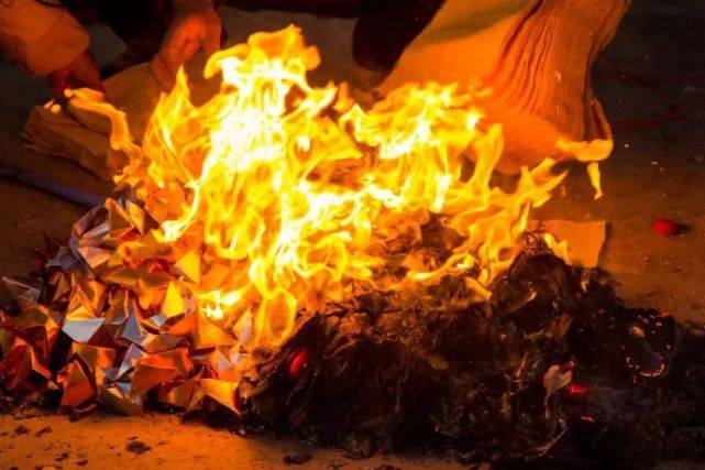 梦回清明，上坟烧纸的灰与飞燕——一场关于思念与自由的梦境解析