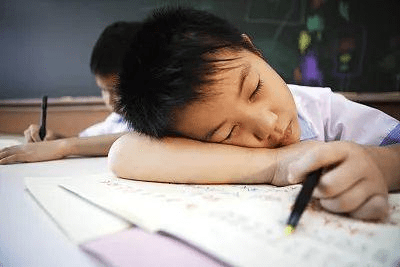 中国学生睡眠状况亮红灯955小学生睡眠不足谁在逼着孩子熬夜