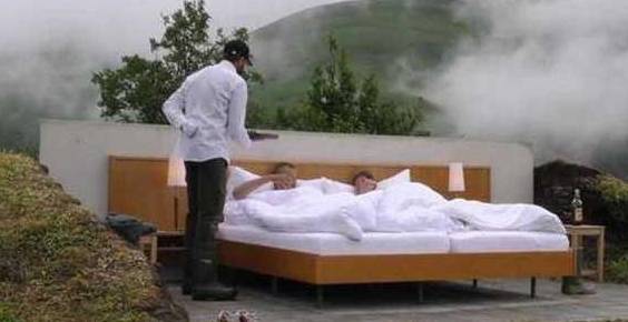 世界上最没有隐私的酒店只有一张床可为何却受情侣欢迎？