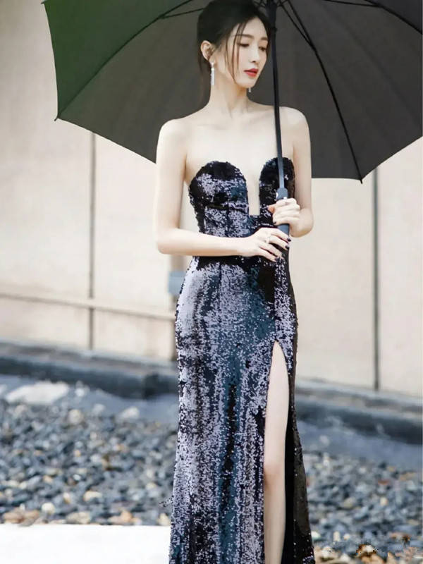 "人间绝色"江疏影 穿深v礼服秀性感身材 颜值身材皆满分_服装