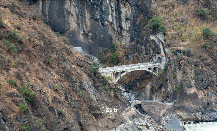 云南这座峡谷，中国游客喜欢坐车，外国游客却喜欢用脚走，为何？