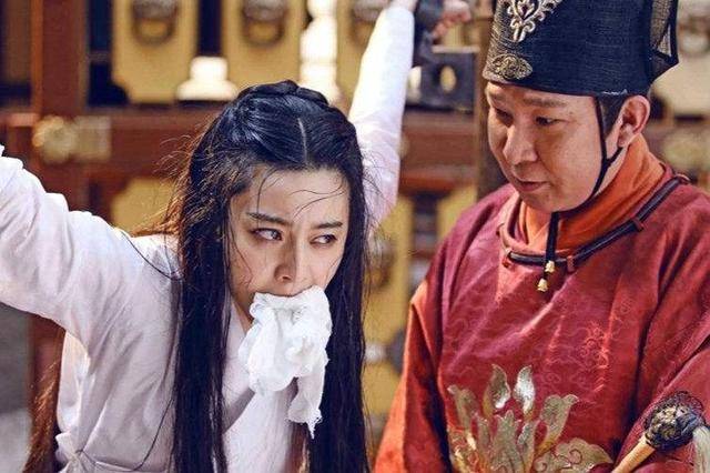 女子临刑前叫苦不迭,大呼此刑为奇耻大辱,为何男子却愿花钱买刑