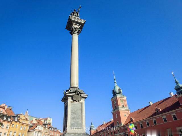 波兰华沙最美的广场，小美人鱼雕像是民族标志？冬天却变身溜冰场_欧洲