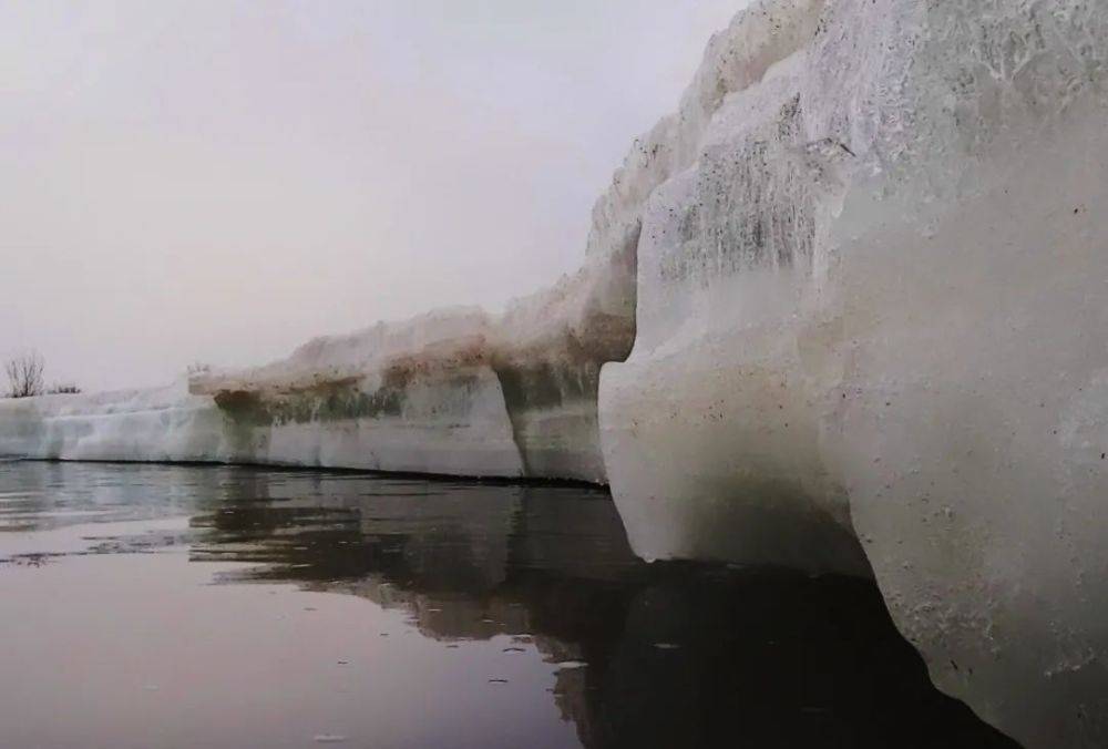 冰河消融！牡丹江市镜泊湖展现春天的“童话世界”