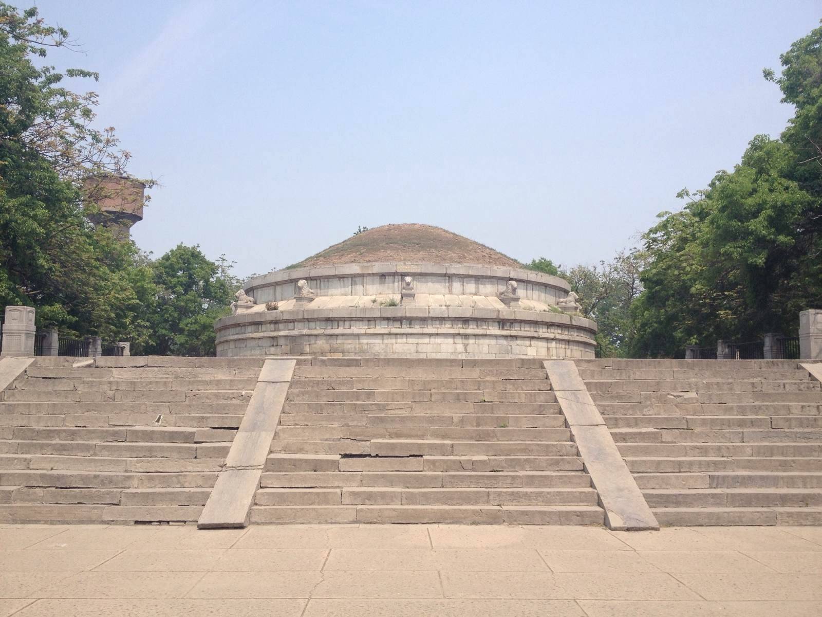 自古帝王之墓为陵,圣人之墓为林,袁世凯墓效仿"孔林","关林"而称"袁林