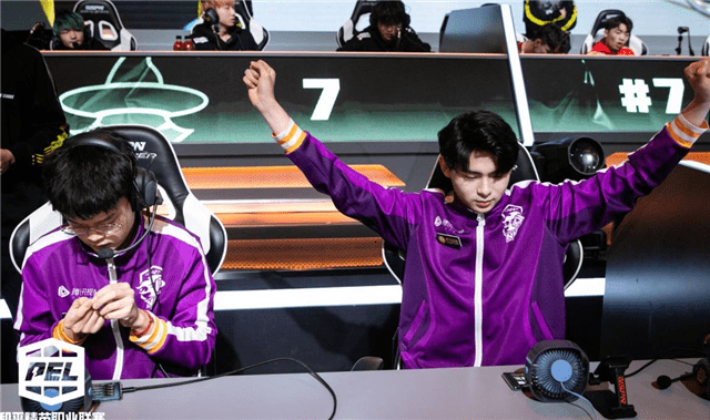 nv伞兵再夺周冠采访却这么凡尔赛想破自己的纪录并戴满戒指