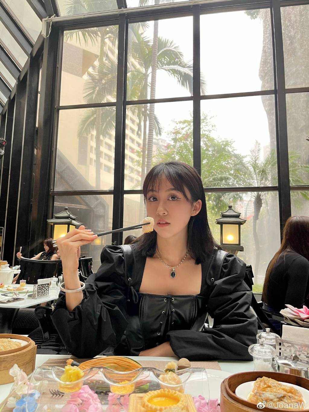 1/ 7 日前,韦世豪女友与朋友相聚某知名餐厅,晒美食图片分享甜蜜生活.