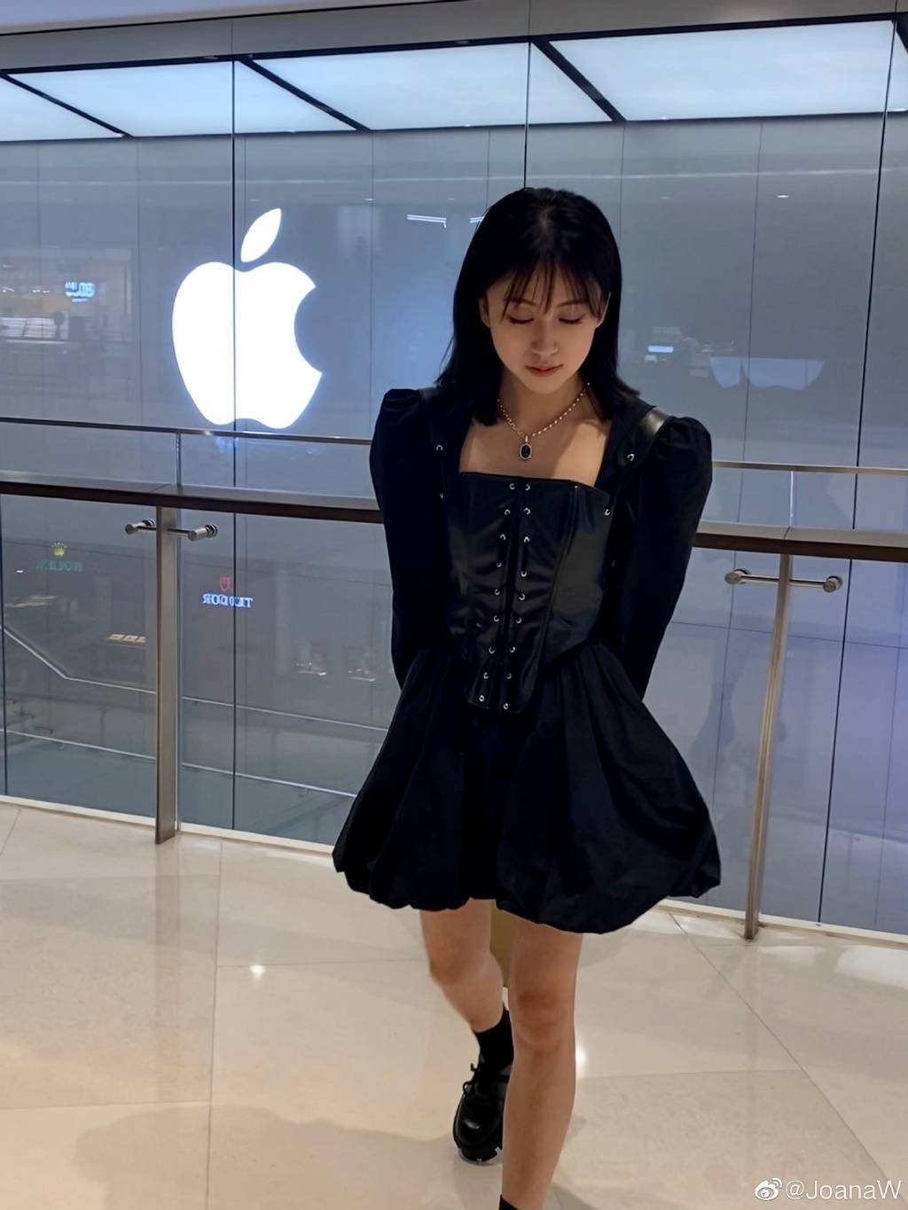 韦世豪女友瀑布餐厅品美食 晒照分享甜蜜生活(图)