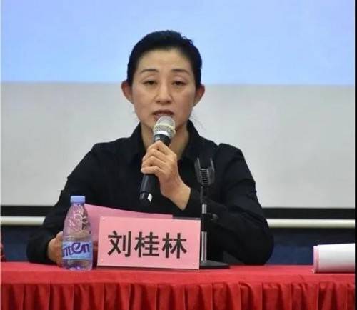 省体育局刘桂林调研员讲话"铁人三项是将游泳,自行车和跑步三项运动