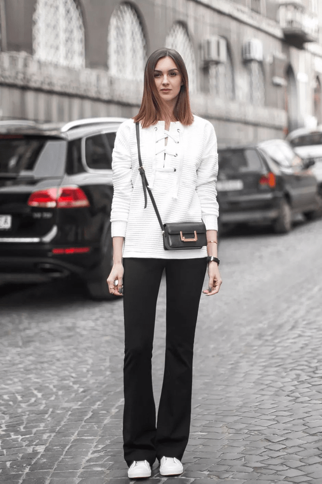 喇叭裤小白鞋今春显高cp气质利落又时髦小个子也能穿