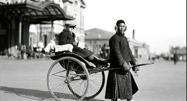 清朝灭亡后,满清贵族的生活有多惨?王爷当车夫格格摆地摊