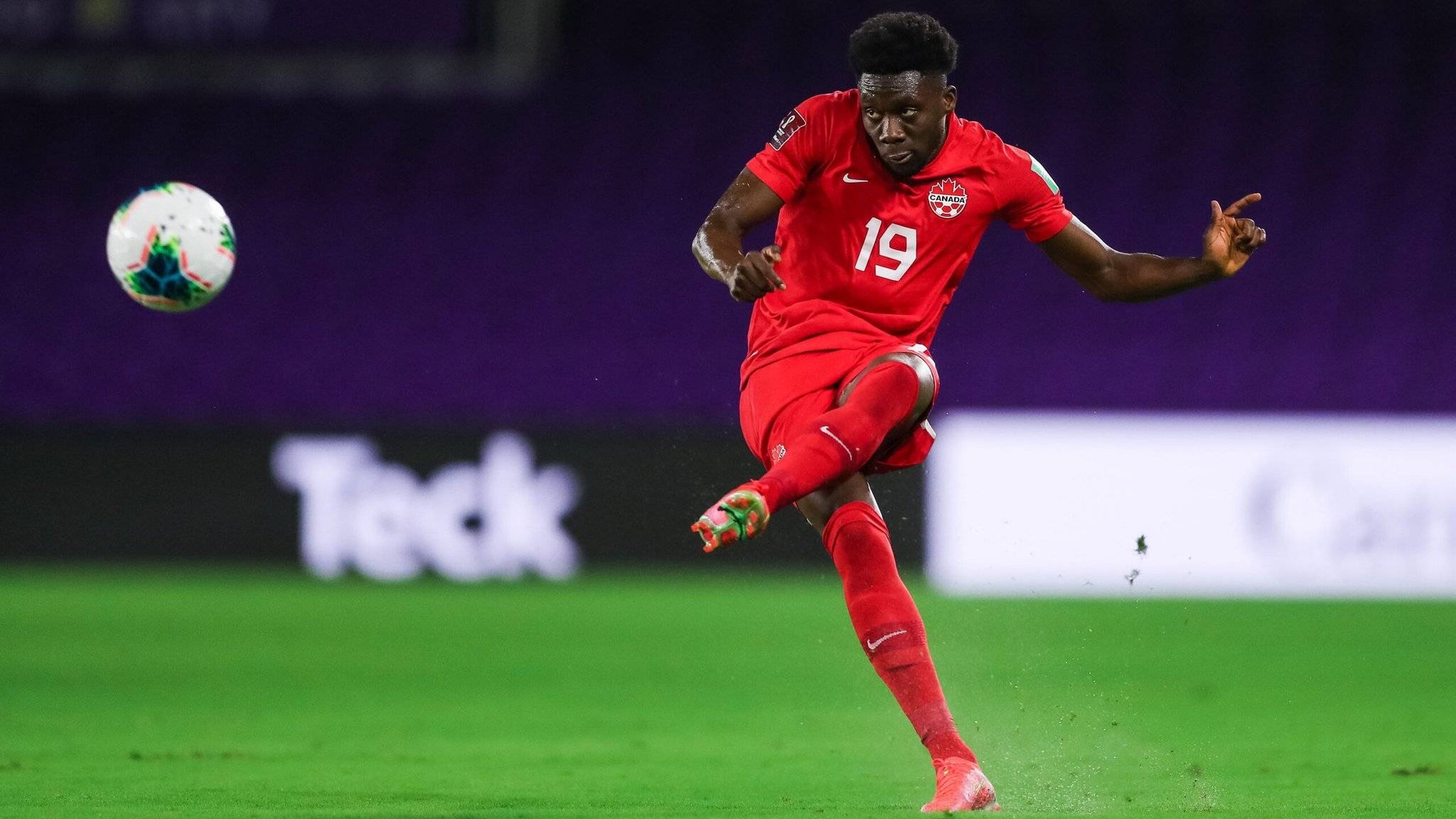 此役,拜仁巨星阿方索-戴维斯梅开二度,帮助球队狠狠吊打对手.