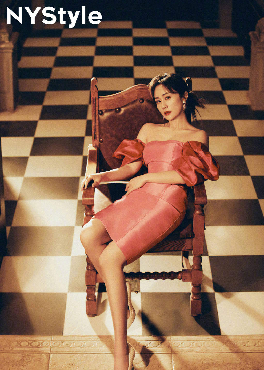 刘芸身穿一字肩紧身连衣裙秀锁骨 玲珑身段超吸睛