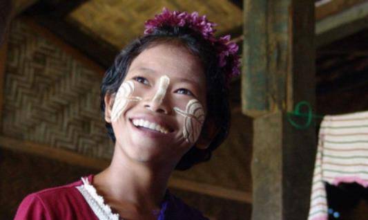缅甸美女脸上都涂白泥，难道随时随地做面膜？看完原因太佩服了