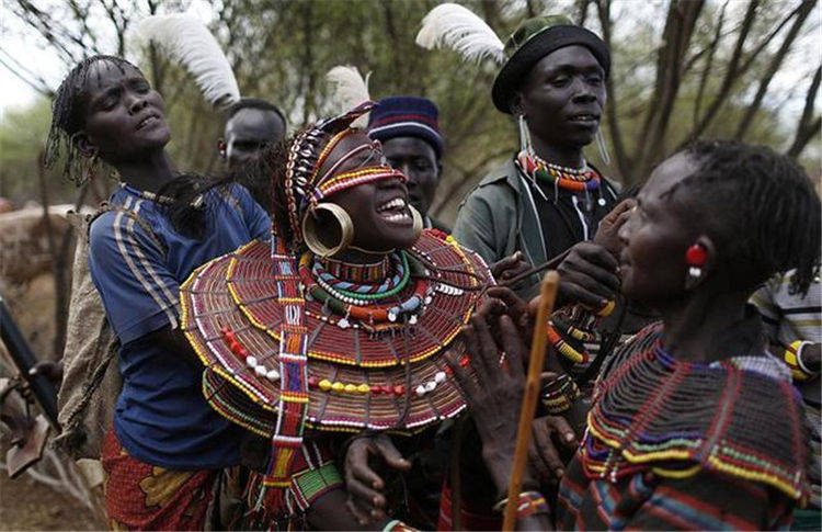 非洲神秘原始部落，女性结婚当天崩溃大哭，父母却冷眼旁观