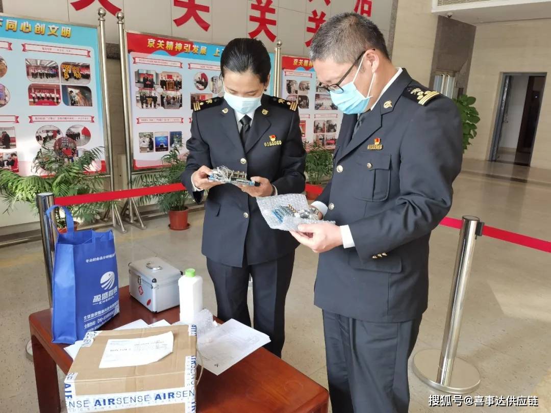 北京海關所屬西城海關關員現場查驗進口舊機電物品