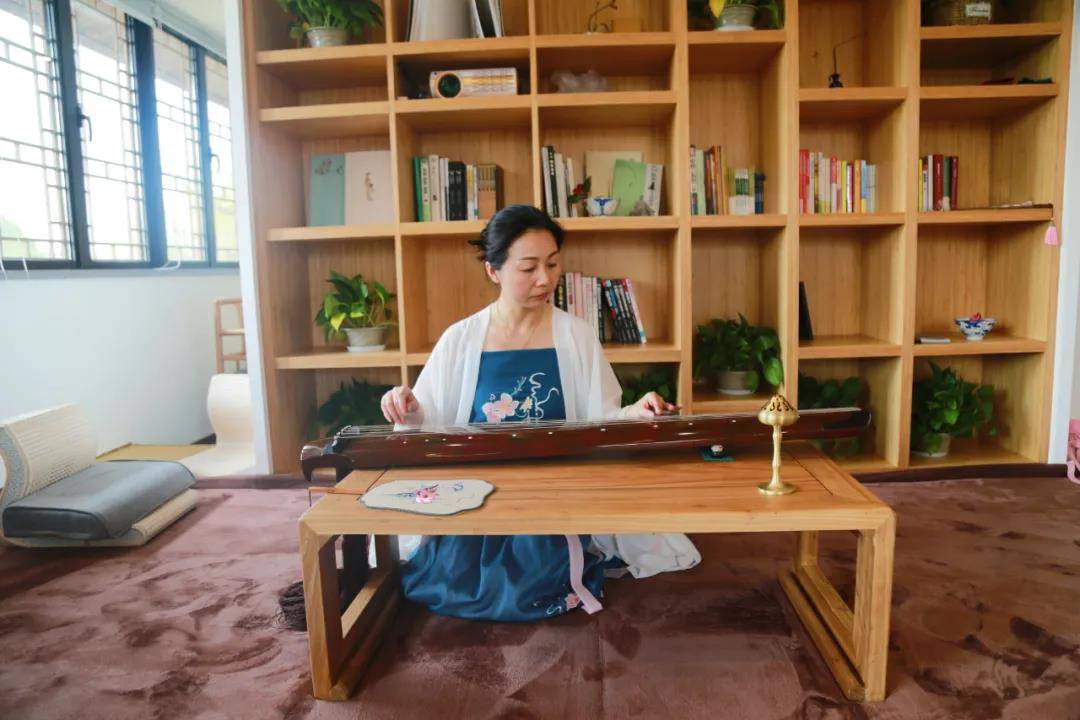 悠然琴音,抖落一身凡尘 丝绸小镇这幢别墅里,藏着另一片天地!_古琴