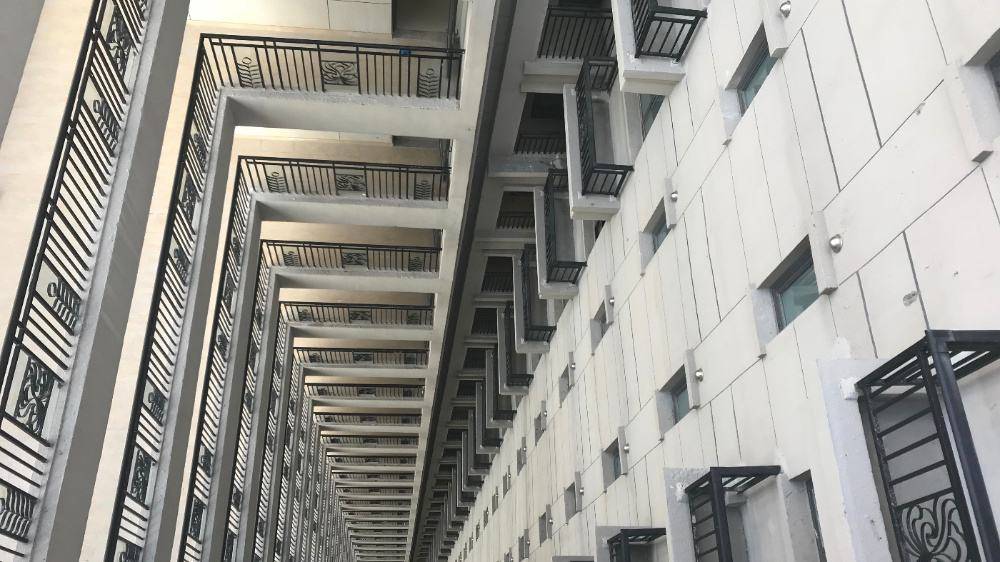 中间户带走廊,不管户型南北多通透吸引人,还得看下连廊与窗位置!_窗户