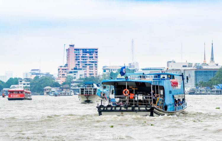 泰国曼谷的奇特景观，铁路修在“天上”，“公交车”在河中游