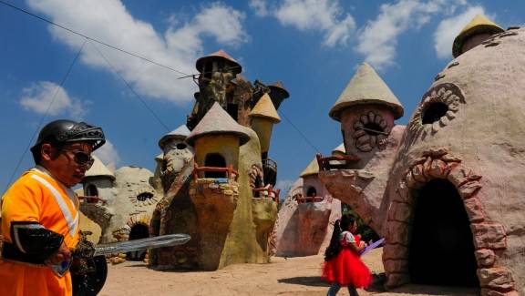 云南现实版“小人国”，身高都不足1.3米，蘑菇屋成为童话世界