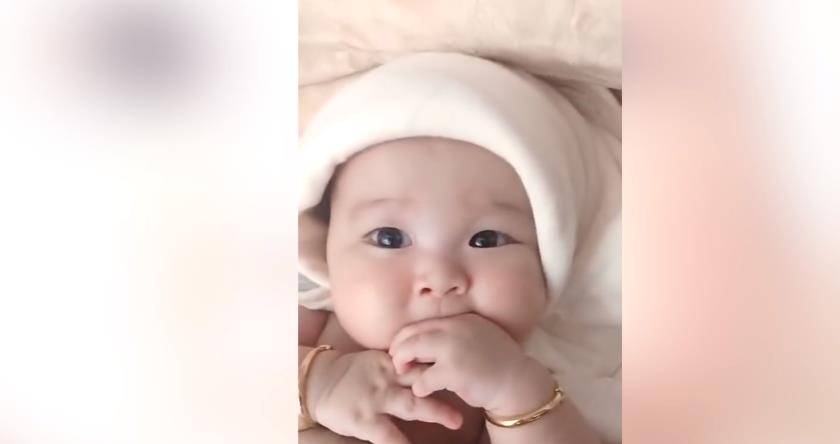 婴儿几个月会吃手是正常的 b4a8da7278cd40938dcd4ed8c47cc00b.jpeg