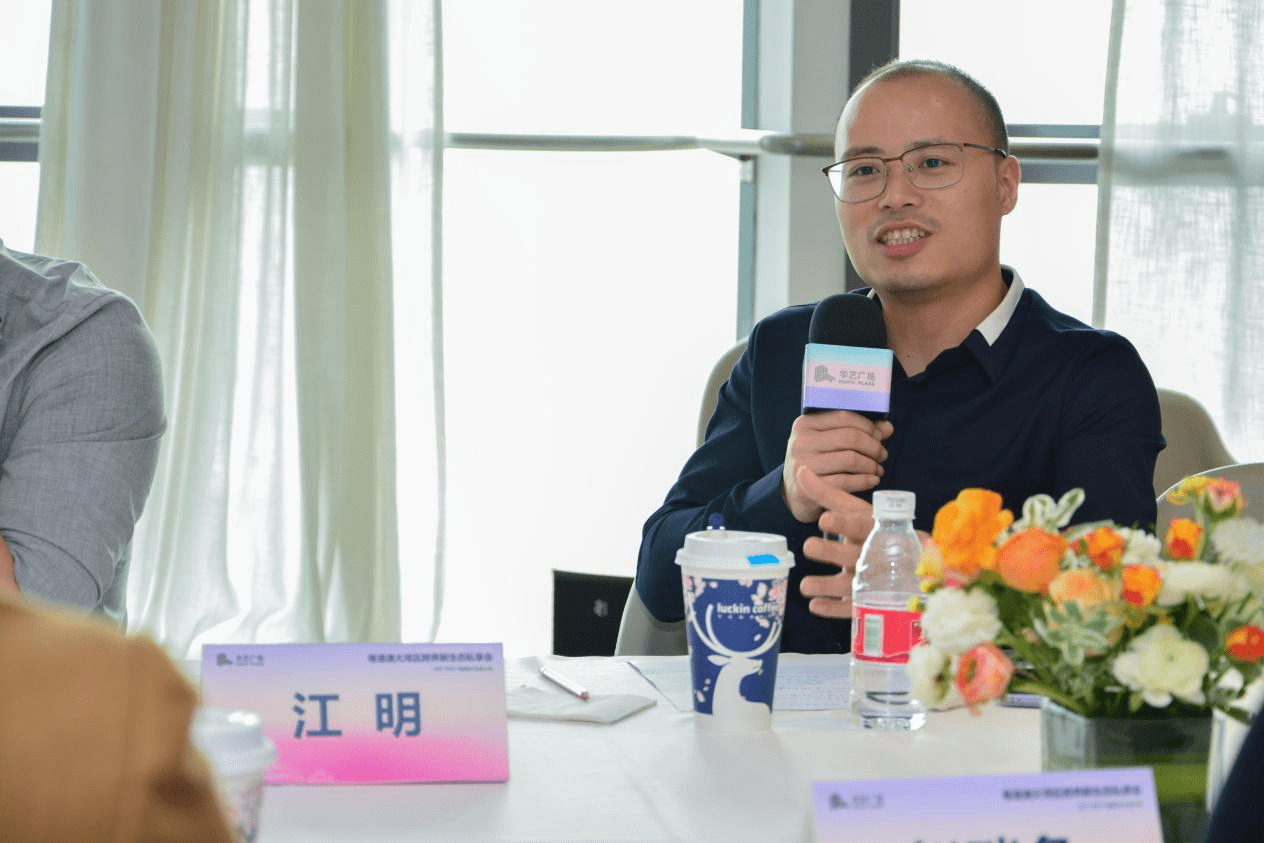 艾摩灯总经理江明精颖灯饰董事长冯土林(左)而在企业管理和产品开发