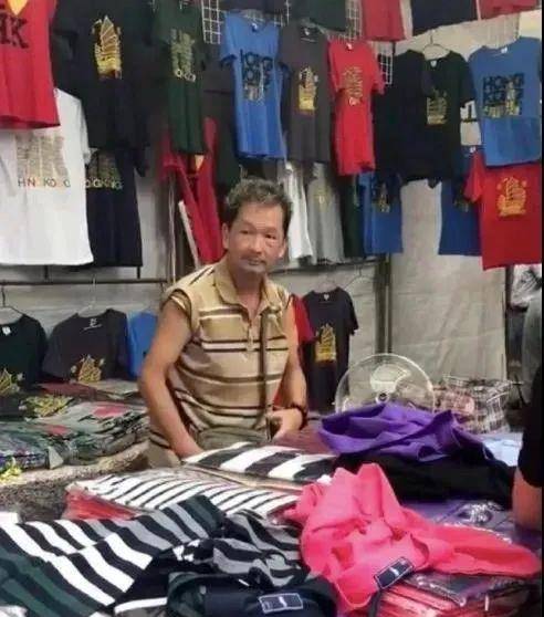 摆地摊卖内衣内裤_摆地摊卖衣服图片(2)