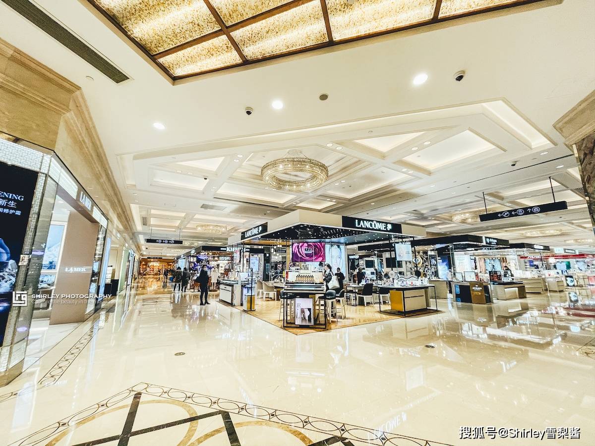 南京路步行街最高端商场，为昔日地王，疫情之下年销售额仍破20亿