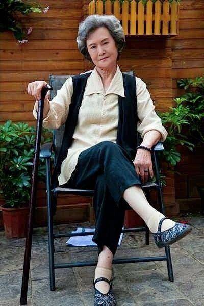 原创高放被旁人拉到边上给年轻女演员让位老戏骨都这么落魄了吗