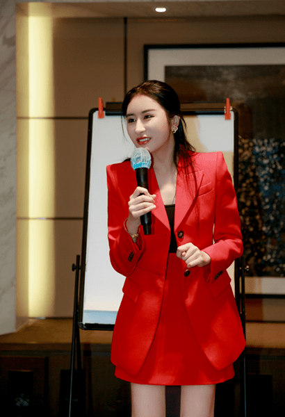 很多人认识刘心艺都是因为她"商界精英"的身份,确实