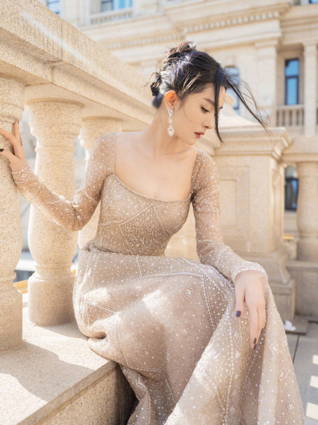 杨幂晒美照为粉丝团庆祝15岁生日 穿皮裤充满诱惑