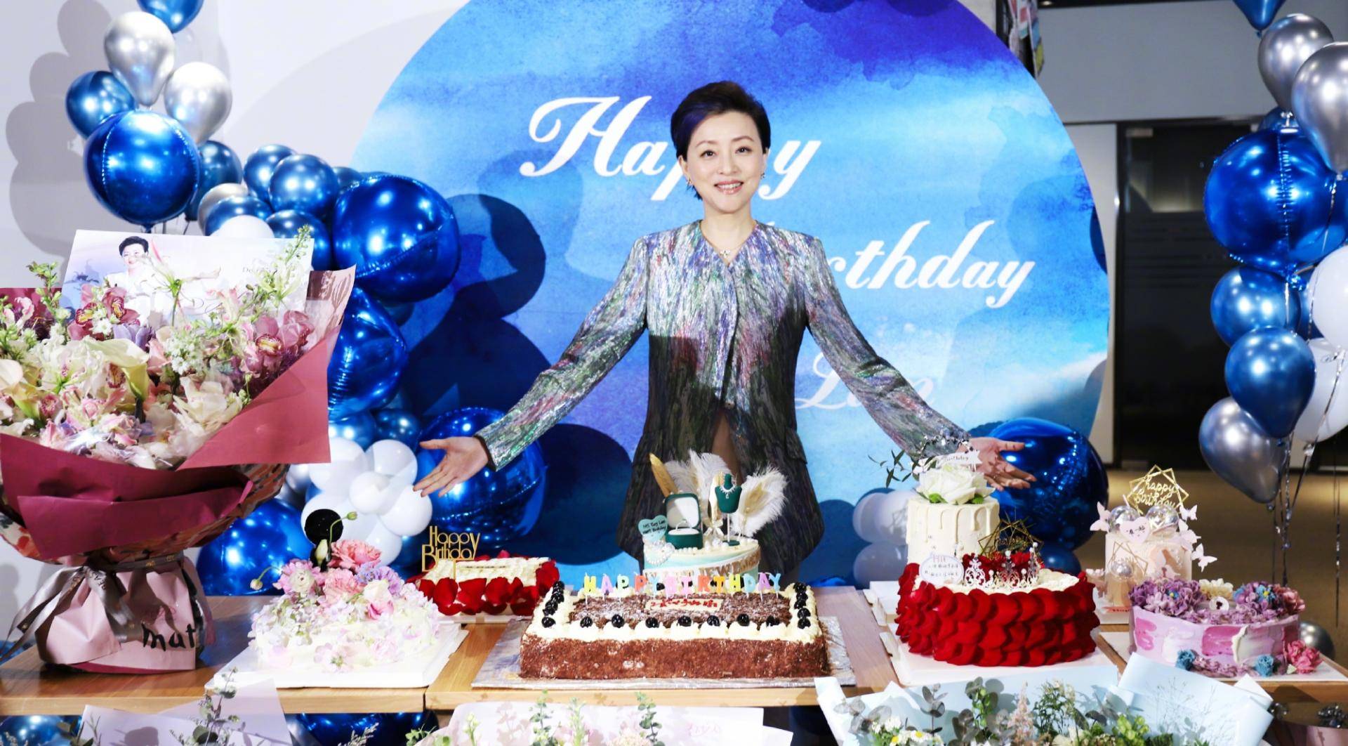 杨澜晒53岁庆生照贵妇气质强大二婚富豪老公助她身价百亿