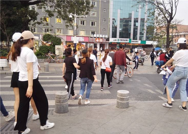 实拍深圳龙华傍晚下班的人群几乎不见穿工衣的人员了
