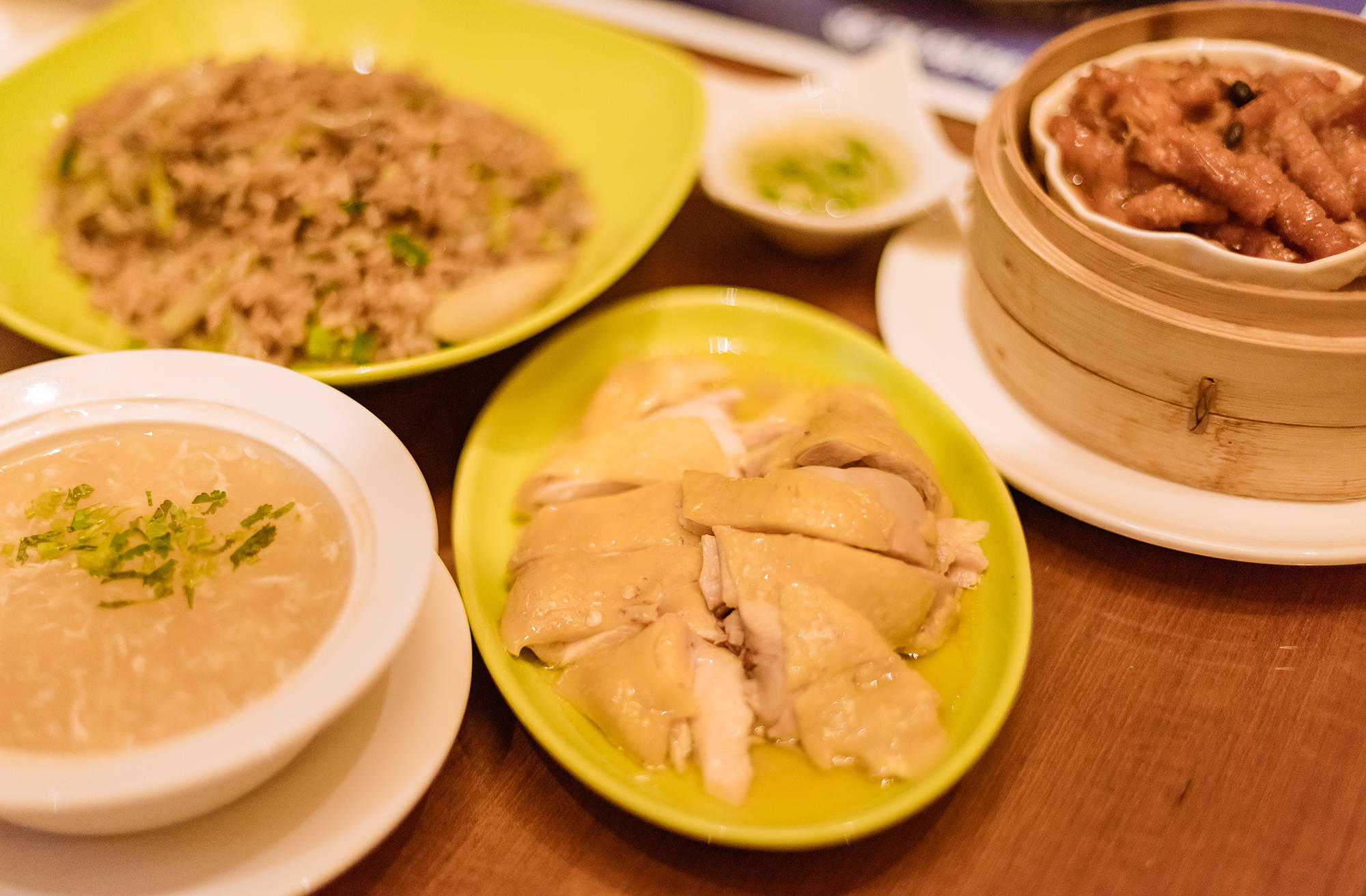 在专属区域的外国美食,从普通的澳门小吃到需要预定才能吃到的法餐