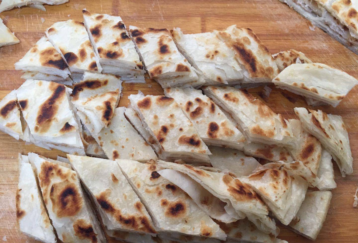 烙好的饼先切成条再切成菱形小块取适量饼块放入碗中冲入牛肉汤和牛肉