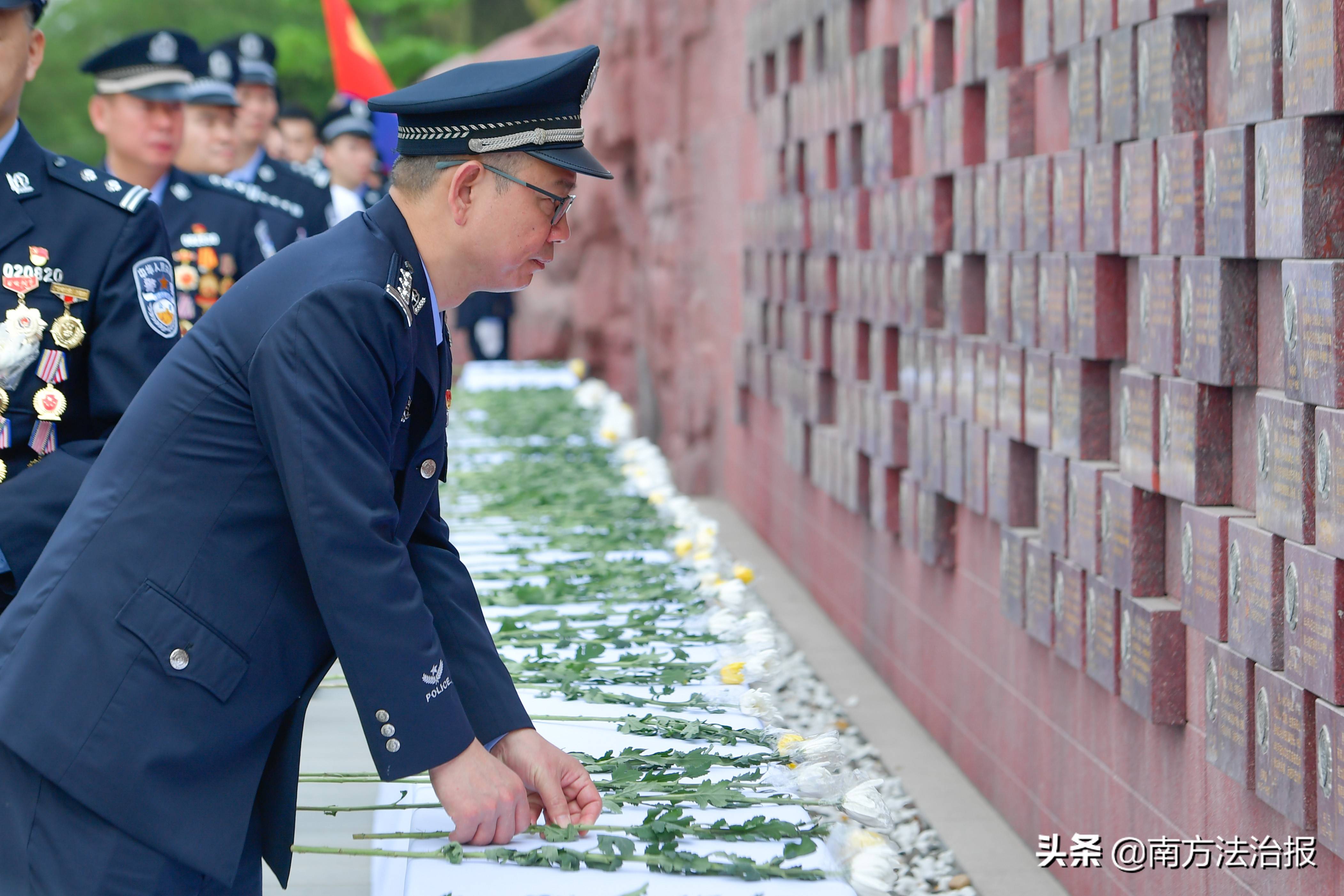 广东省公安厅举行"弘扬英烈精神 奋进伟大时代"清明节缅怀公安英烈