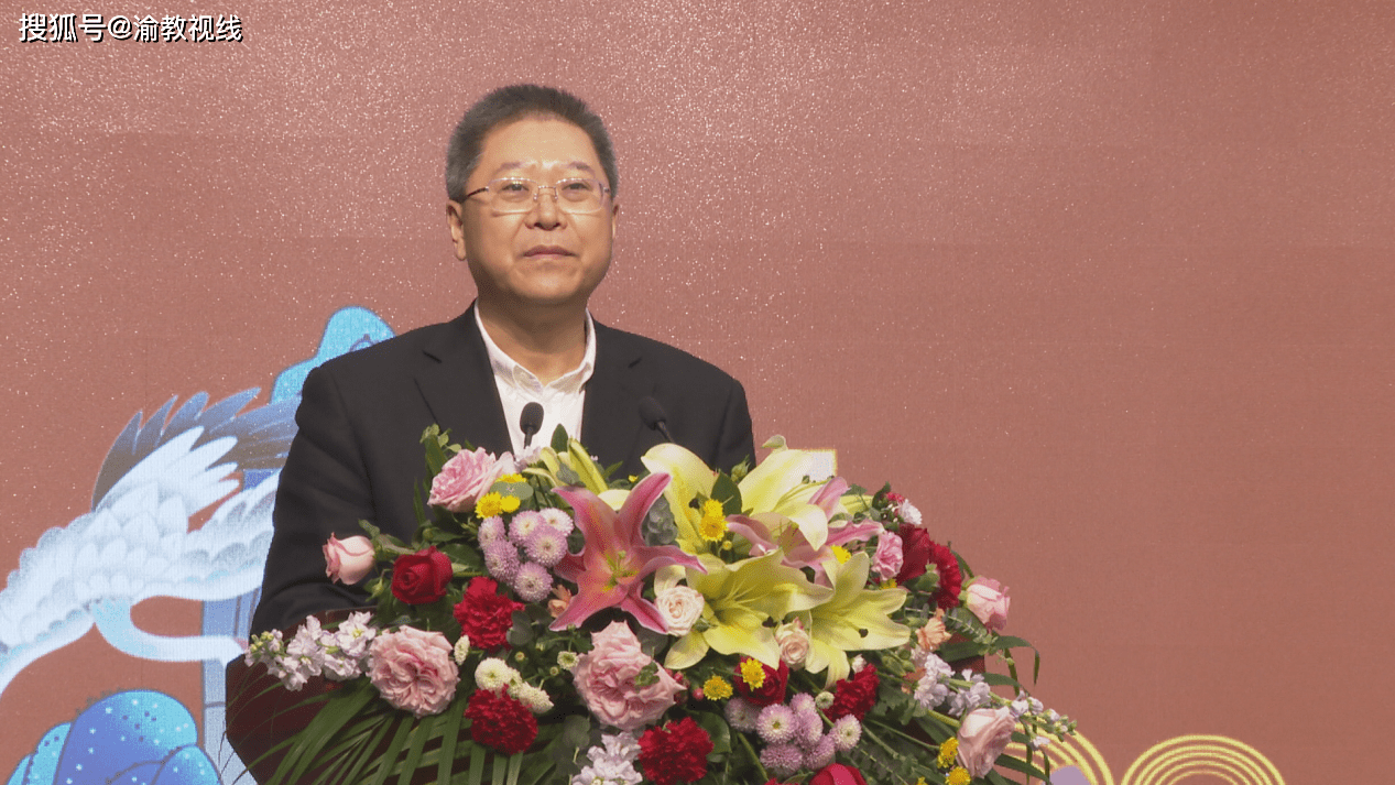 四校联盟,共同研讨启动仪式上,重庆一中党委书记,校长唐宏宇首先向与