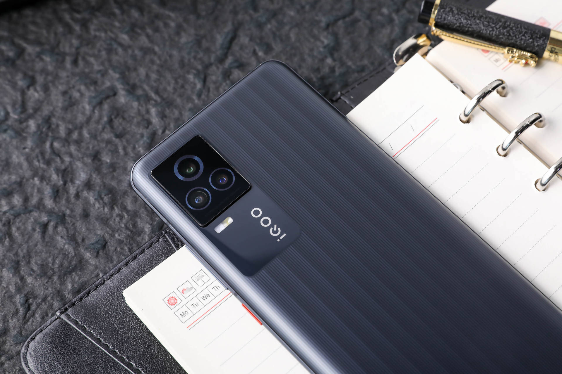 相机方面,iqoo 7采用了前置1600万像素摄像头和后置4800万像素三摄的