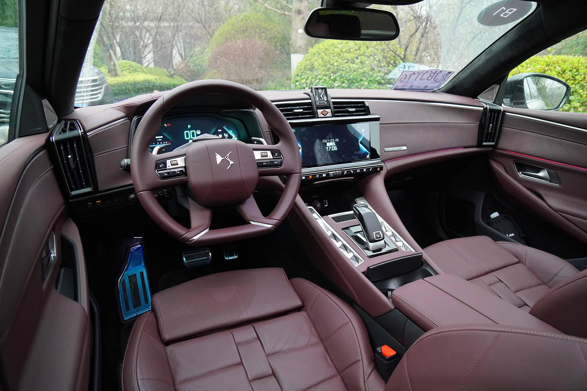 内饰设计也十分豪华,最惹眼的是中控台中央镶嵌的知名高性能运动手表