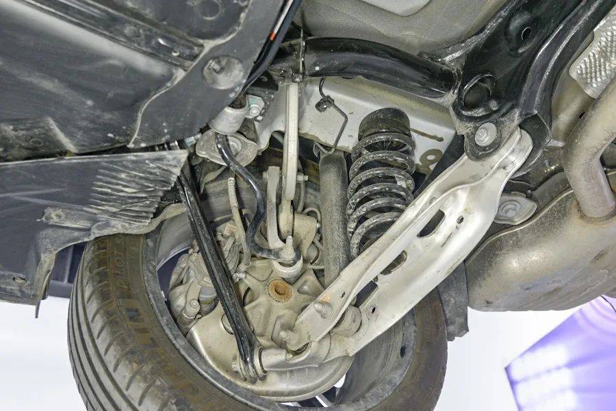 拆开看看这辆新款奥迪a4l与老款有何区别