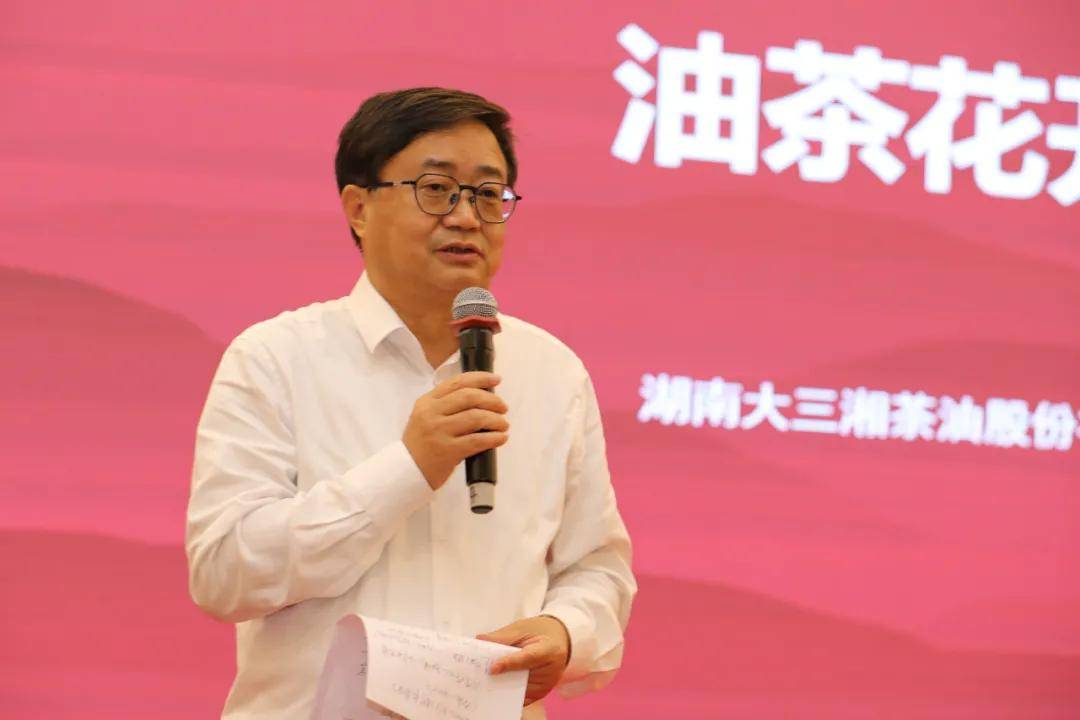 中国农资传媒三农调研咨询中心主任王旭波作《渠道效率的提升》报告