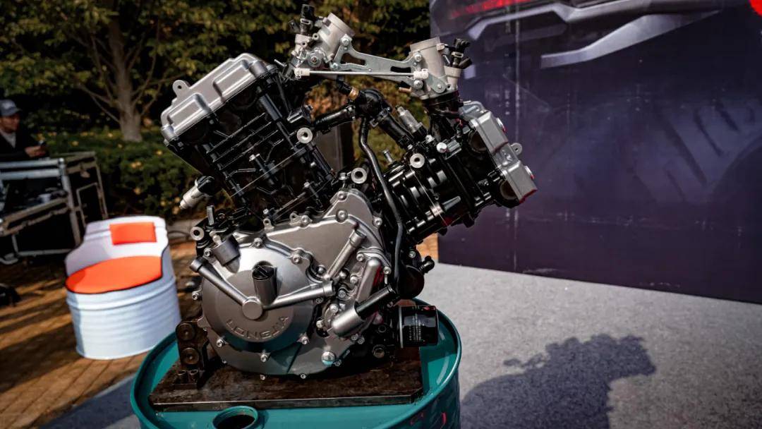 动力保持,换挡离合更轻—胖虎试驾大排v缸巡航龙嘉v霸650_搜狐汽车_搜