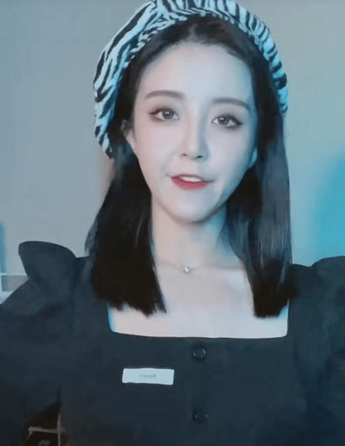 从她最近晒出的一些照片还有短视频来看的话,出镜的莉哥还是那充满