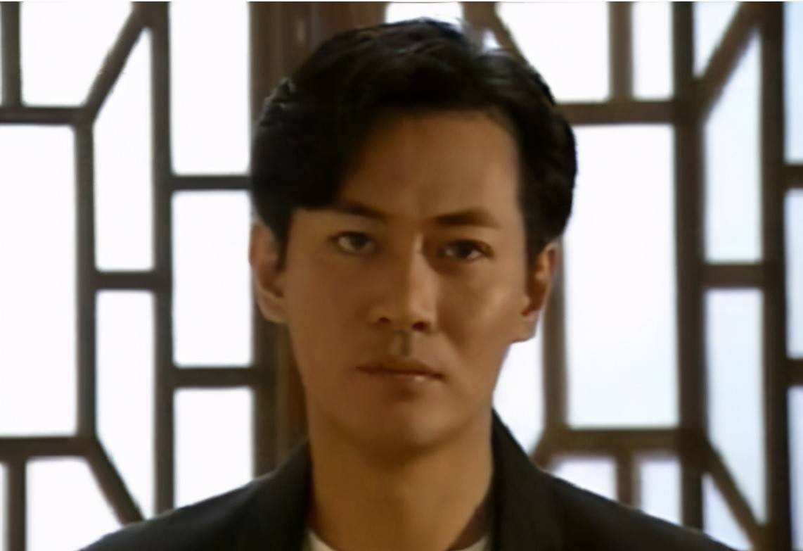 58岁江华庆生,一家4口罕同框,儿子帅气女儿貌美成人生赢家_麦洁文