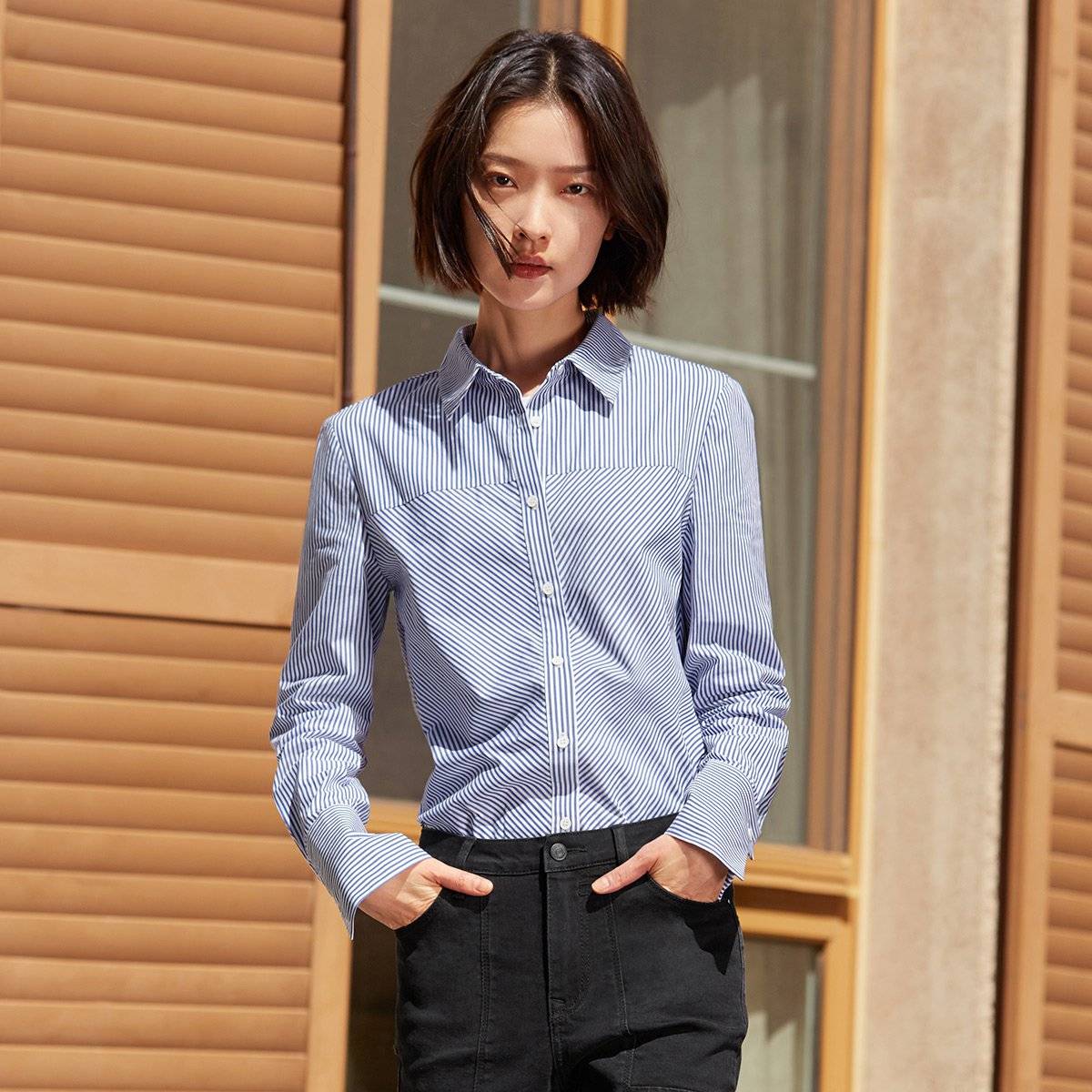 超模杜鹃深夜路边抽烟,吞云吐雾姿态优雅,与男友人热聊一脸娇羞