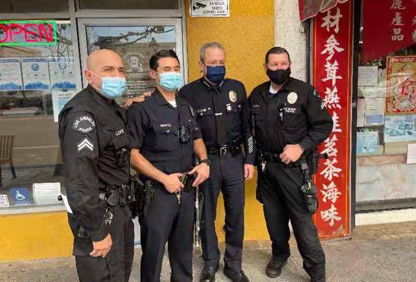 稳定民心 洛杉矶市警察局长摩尔等一行拜访华埠商户