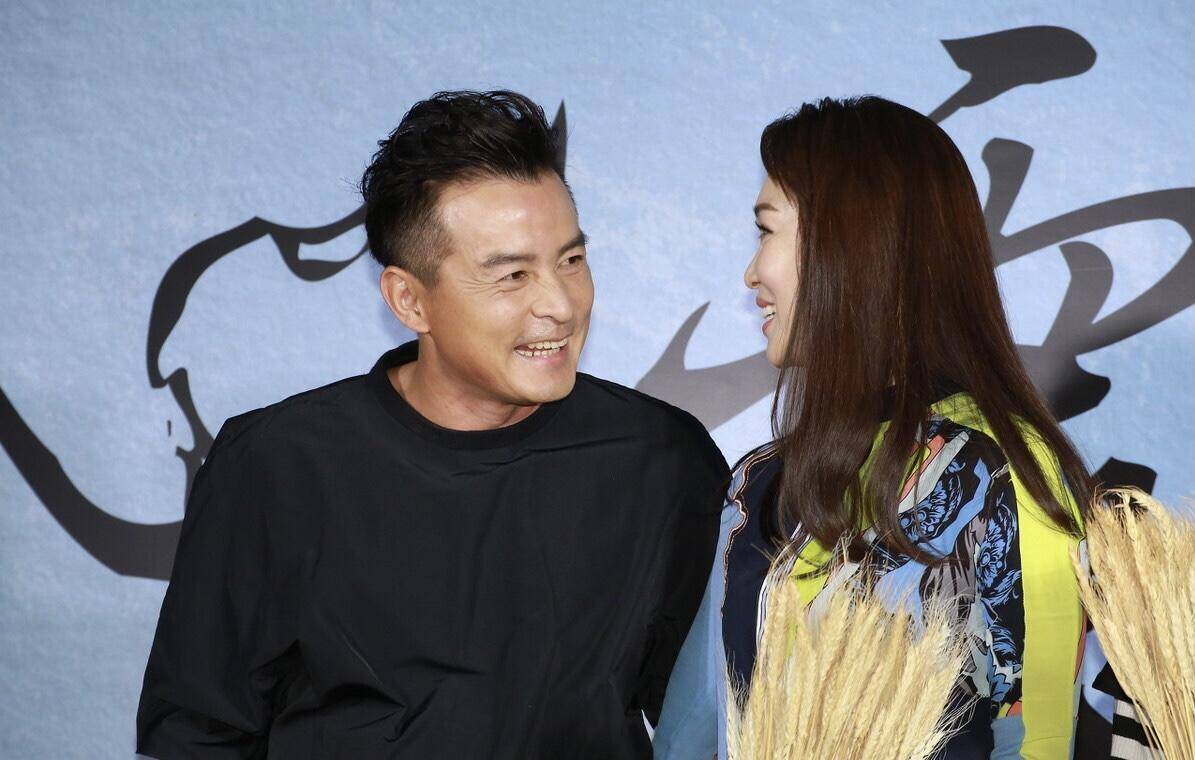 原创范文芳与老公恩爱同框一袭拼色连衣裙优雅高级女神范十足