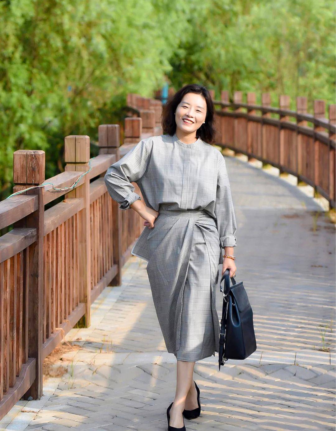 60岁"微胖大妈"真会穿!她的穿搭简单日常,气质不比三木妈妈差_中年