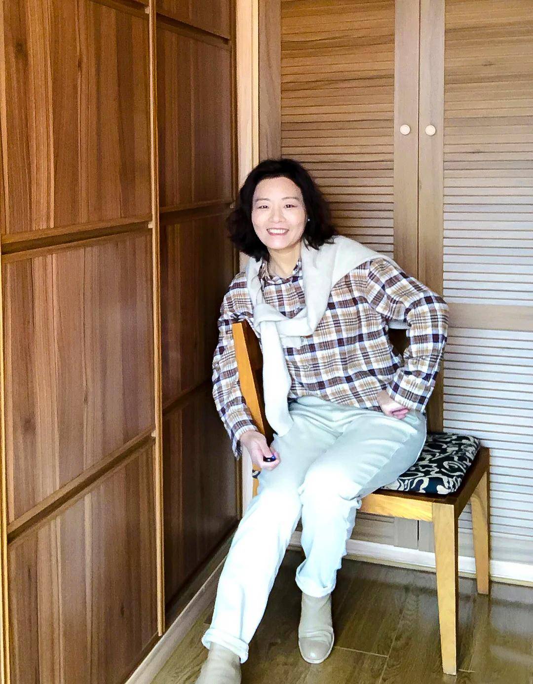 60岁微胖大妈真会穿她的穿搭简单日常气质不比三木妈妈差