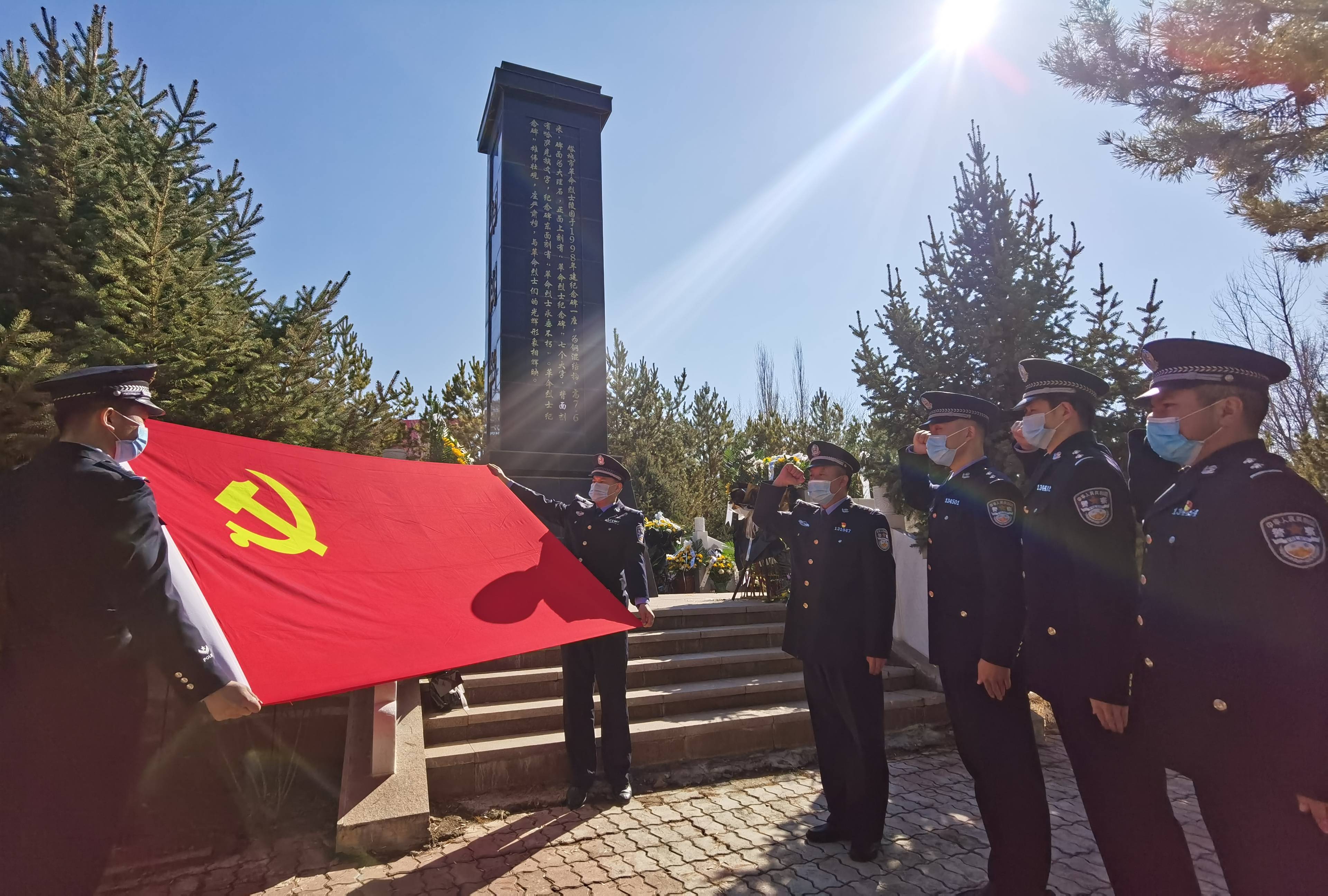 奎屯铁路公安处民警在烈士纪念碑下重温入党誓词